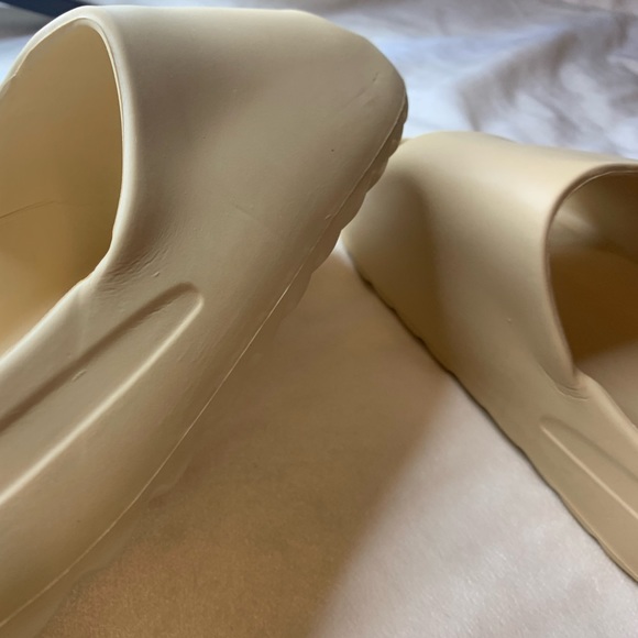 Unisex Pillow Slide Slippers - Picture 9 of 10